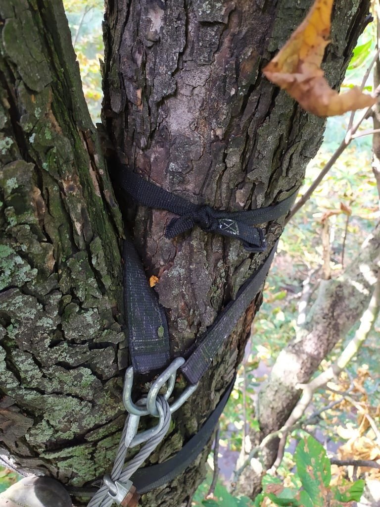 Instalacja w ciasnym rozwidleniu powodująca wrastanie